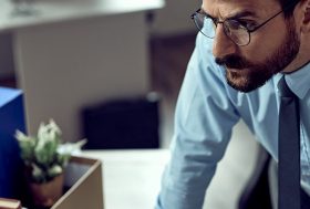 Hombre con gafas en un despacho