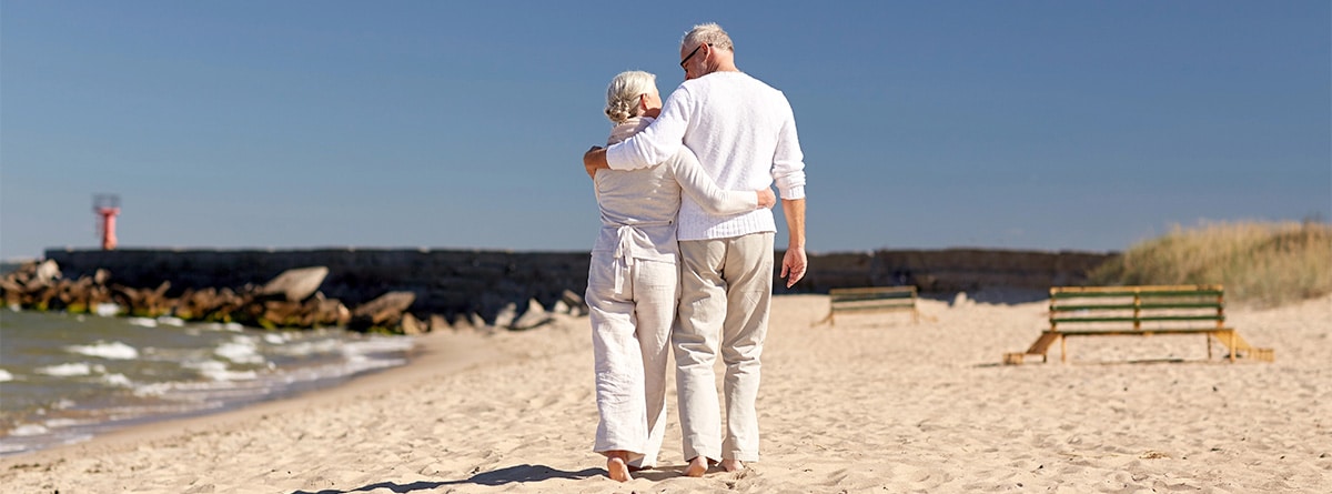 Dos ancianos en la playa