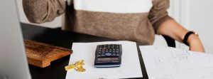 Mesa con papeles y calculadora