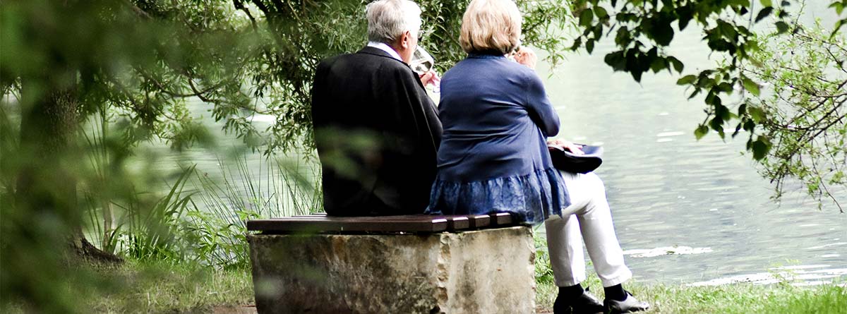 Personas mayores sentados