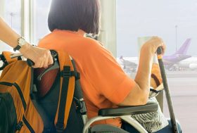 Persona asistida en aeropuerto